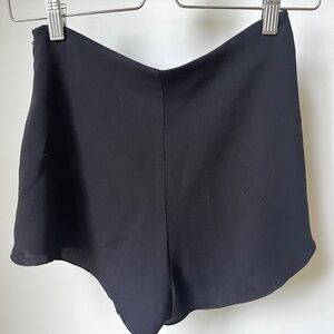 Aritzia Baboon Balck Shorts